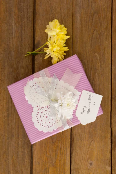 Happy mothers day card on gift box with flowers — Stock Photo, Image