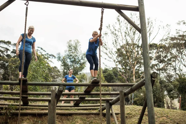 Fit femme tenant la corde pendant le parcours d'obstacles — Photo