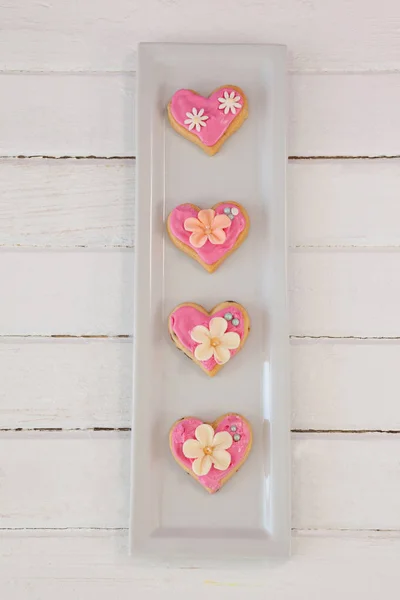 Galletas en forma de corazón dispuestas en fila — Foto de Stock