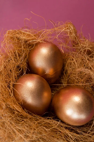 Huevos de Pascua dorados en el nido — Foto de Stock