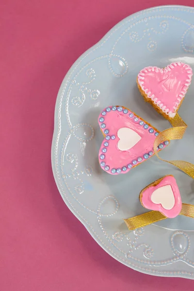 Heart shape gingerbread cookies on plate — Stock Photo, Image