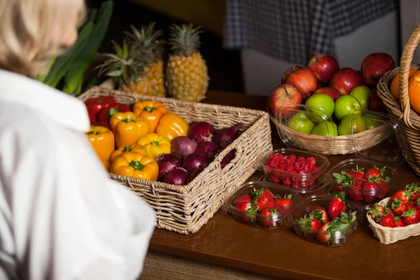 Verschillende soorten groenten en fruit aan balie — Stockfoto