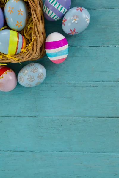 Vários ovos de Páscoa dispostos em cesta de vime — Fotografia de Stock