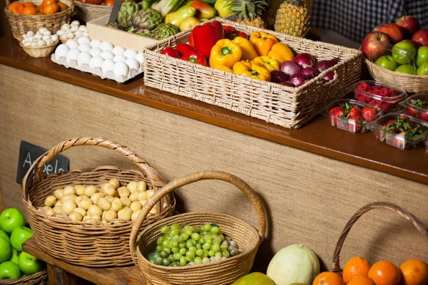 Vários legumes e frutas na seção orgânica — Fotografia de Stock