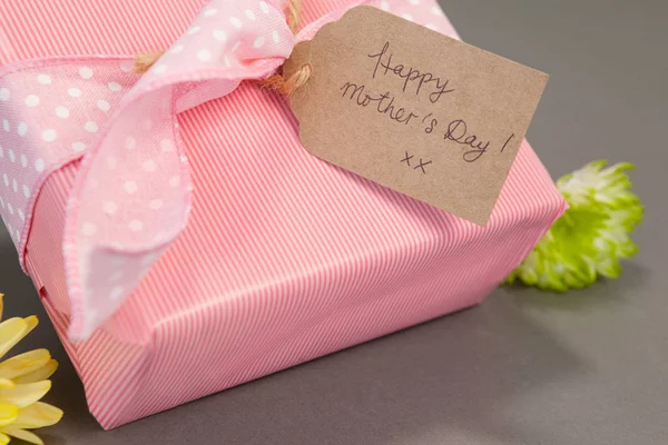 Gift box with happy mothers day card and flowers — Stock Photo, Image