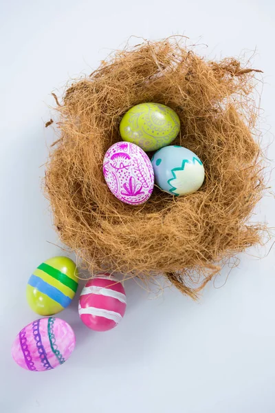 Boyalı Paskalya yumurta yuvada — Stok fotoğraf
