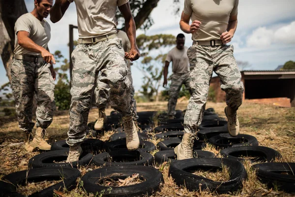 Entrenador dando entrenamiento a soldados militares — Foto de Stock