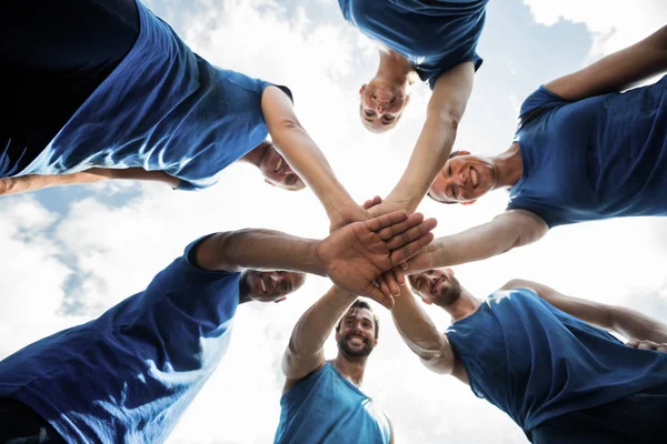 Fitte Menschen mit gestapelten Händen — Stockfoto