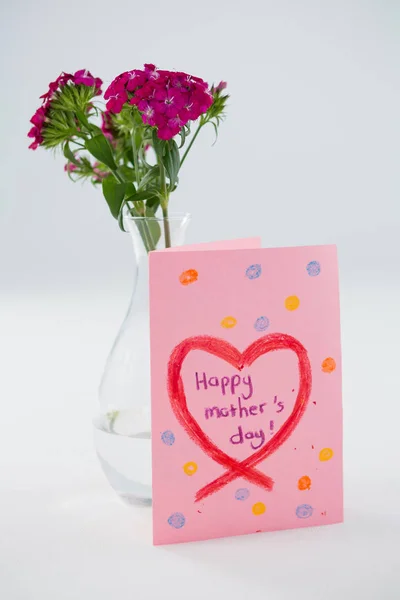 Primo piano del biglietto di giorno di madri felici con vaso di fiori — Foto Stock