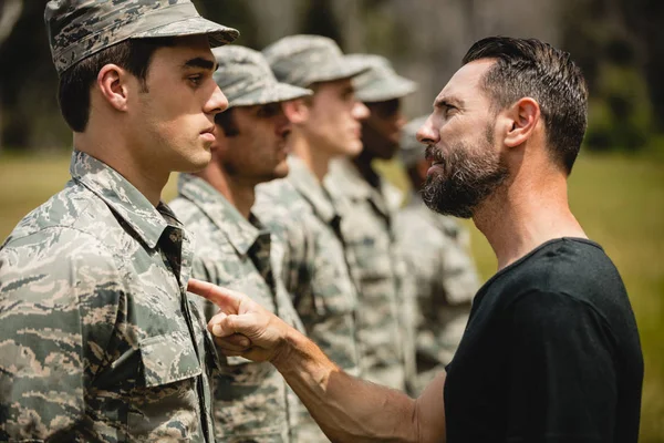Edző képzés adva katonai katona — Stock Fotó