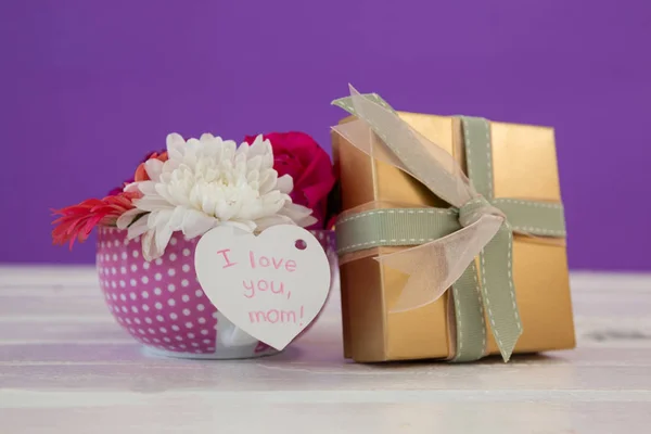 Caja de regalo y ramo de flores frescas con I love you mom card — Foto de Stock