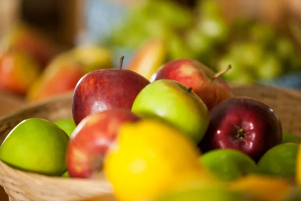 Close-up van verse appelen in rieten mand in de biologische sectie — Stockfoto