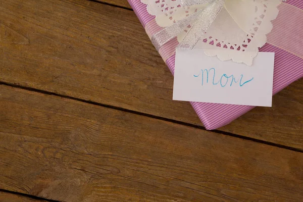Geschenkschachtel mit Mama-Text auf Karte vor Holzhintergrund — Stockfoto