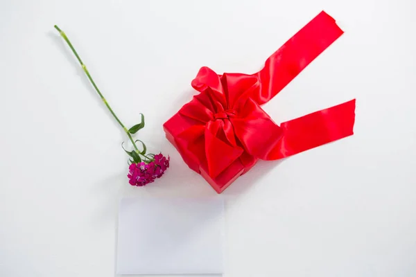 Gift box i różowy kwiat z pustej strony — Zdjęcie stockowe