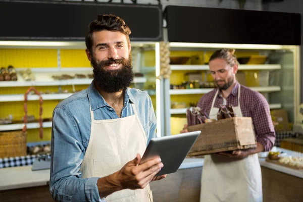 Porträt lächelnder Mitarbeiter mit digitalem Tablet — Stockfoto