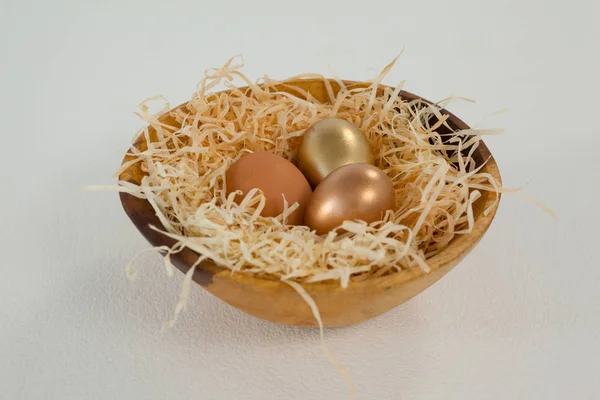 Oeufs de Pâques dorés dans un bol — Photo