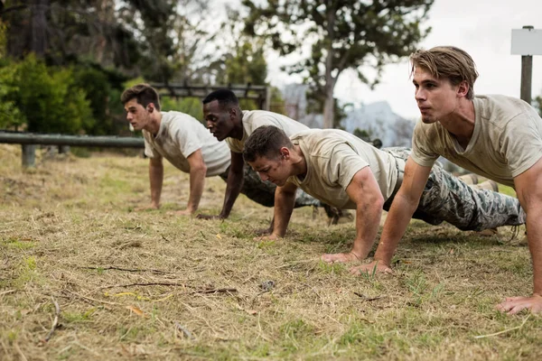 Soldater som utfører pushup-trening – stockfoto
