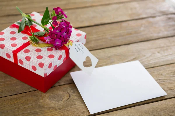 Geschenkbox mit glücklichen Muttertag Tag und rosa Blumen — Stockfoto