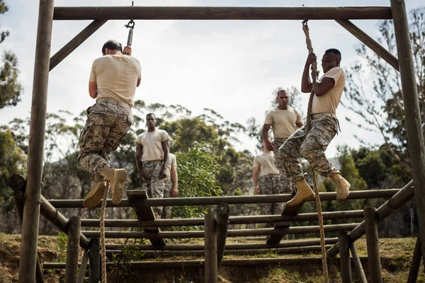 Soldados militares entrenando cuerda escalada — Foto de Stock