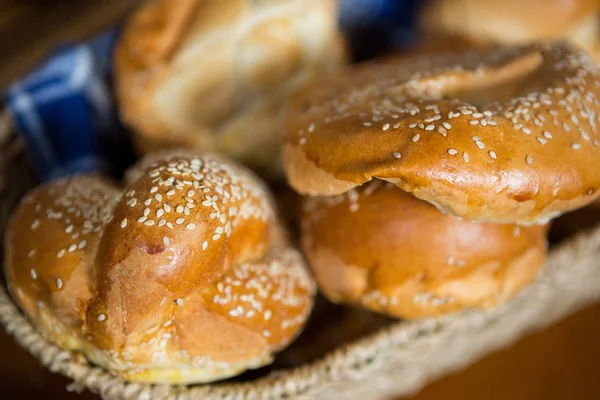 Primer plano de croissants en canasta de mimbre en el mostrador — Foto de Stock