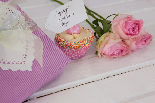 Feliz mãe cartão de dia com bolo de xícara e caixa de presente — Fotografia de Stock