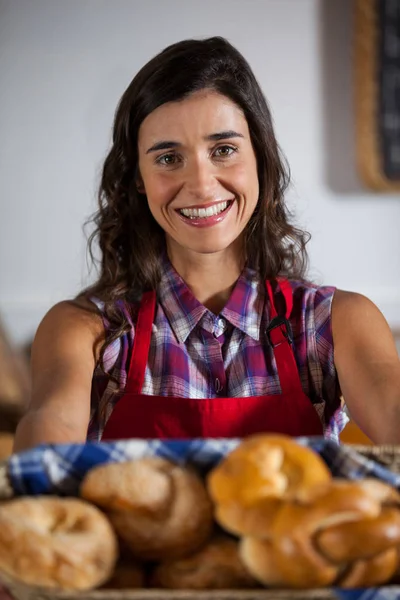 甘い食品のバスケットを保持している女性スタッフの肖像画 — ストック写真