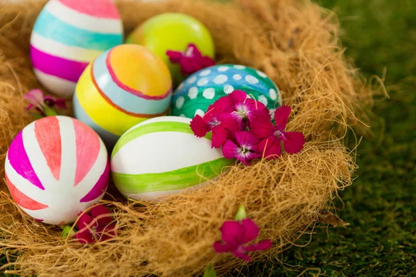 Huevos de Pascua pintados en el nido — Foto de Stock