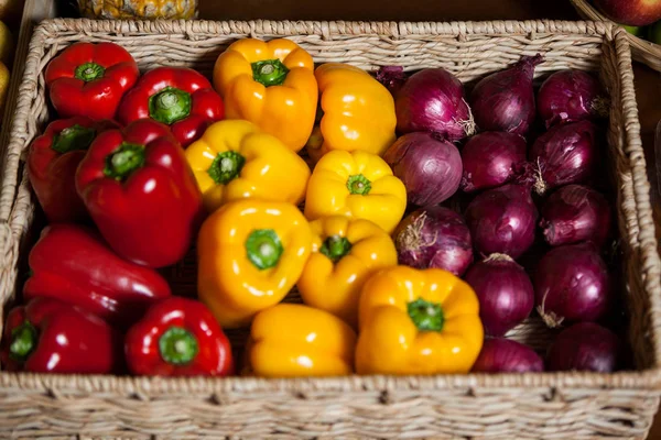 Diverse verse groenten in de biologische sectie — Stockfoto