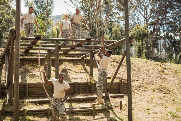 Soldados militares entrenando cuerda escalada — Foto de Stock