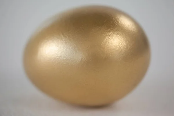 Zlaté východní vejce na bílém pozadí — Stock fotografie