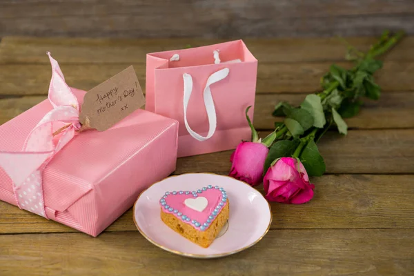 Caja de regalo con rosas y galletas en forma de corazón —  Fotos de Stock