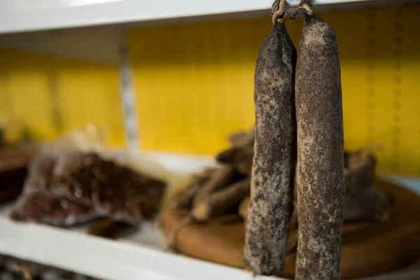 Primo piano di appendere salsiccia secca — Foto Stock