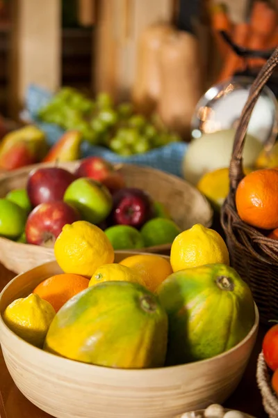 Крупный план свежих фруктов в плетеной корзине на органическом участке — стоковое фото