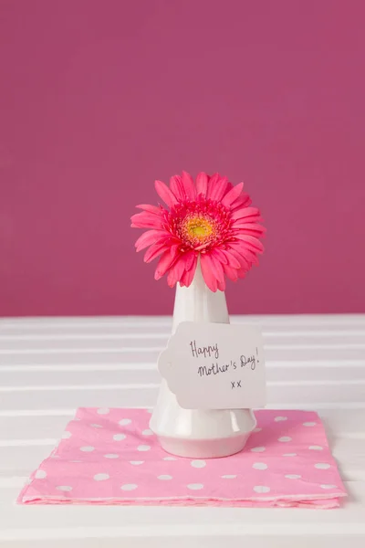 Tarjeta feliz día de las madres en florero de flores —  Fotos de Stock