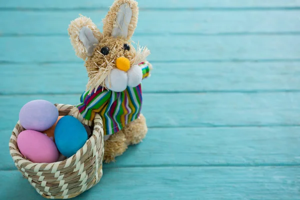 复活节彩蛋与玩具复活节兔子篮子 — 图库照片