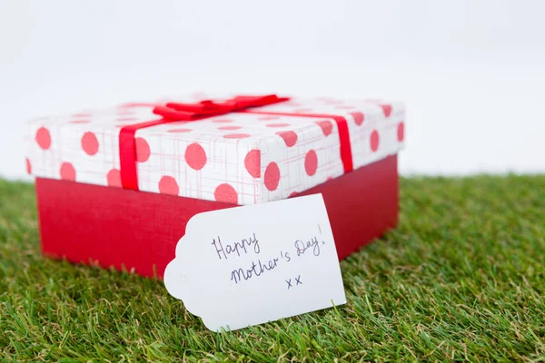 Glückliche Muttertagskarte auf Geschenkbox — Stockfoto