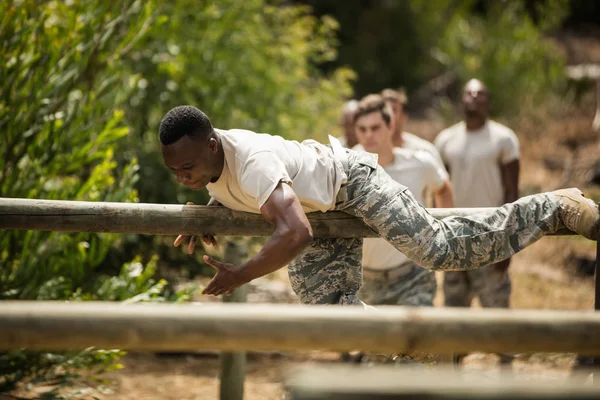 军事训练对健身径的士兵 — 图库照片