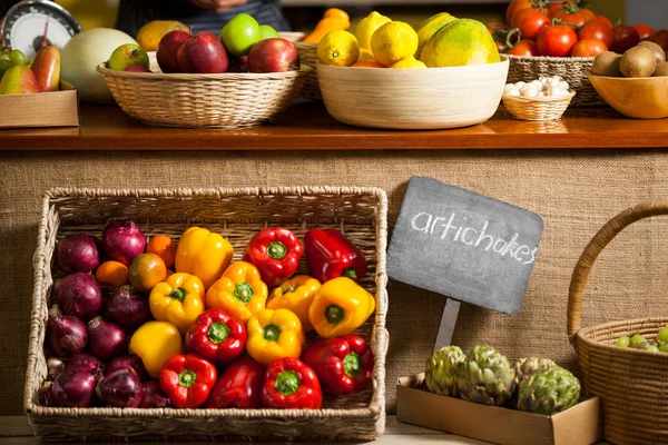 Várias frutas e legumes na seção orgânica — Fotografia de Stock