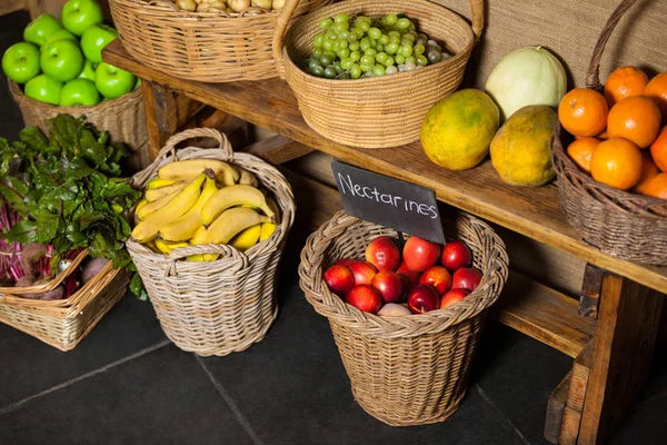 Vários legumes e frutas na seção orgânica — Fotografia de Stock