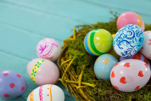 Beschilderde Pasen eieren in het nest — Stockfoto