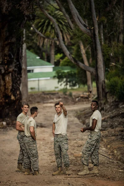 Soldado apontando a uma distância — Fotografia de Stock