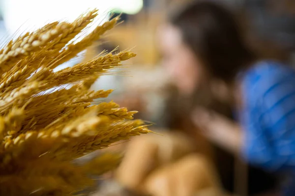 Close-up de espigas de trigo no balcão — Fotografia de Stock