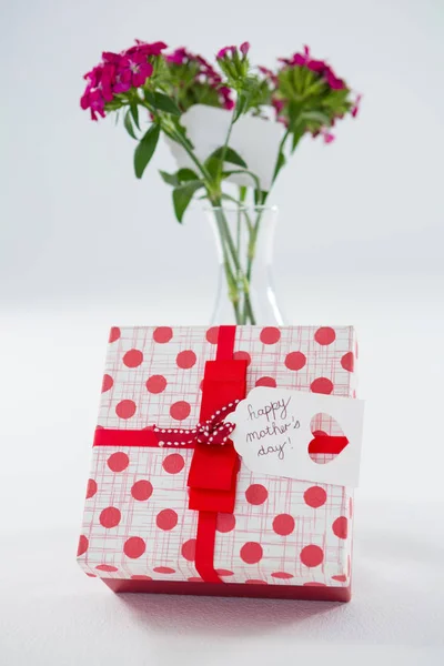 Geschenkdoos met gelukkige moeders dag tag en bloem vaas — Stockfoto