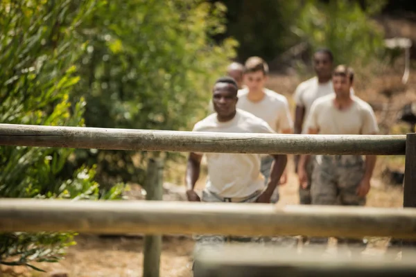 Militaire soldaten training op fitness trail — Stockfoto