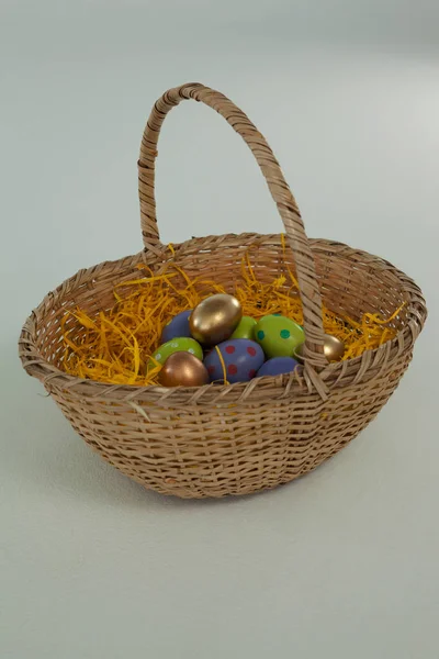 Varios huevos de Pascua en canasta de mimbre —  Fotos de Stock