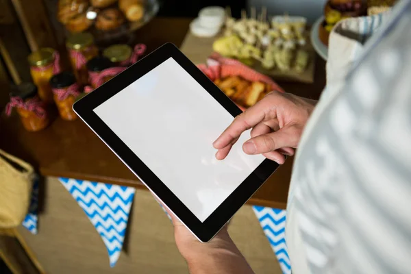 Personal que utiliza tableta digital en la tienda de comestibles — Foto de Stock