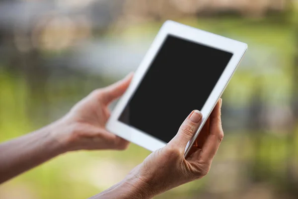 Rukou zaměstnankyň pomocí digitálních tabletu — Stock fotografie