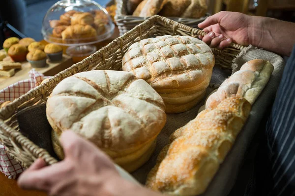 Pessoal masculino segurando uma cesta de pão — Fotografia de Stock