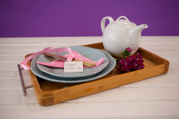 Gelukkig moeders dag kaart met theepot op houten dienblad — Stockfoto