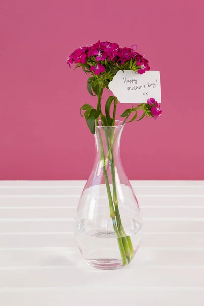 Boldog anyák napja kártya a virágok vázában — Stock Fotó